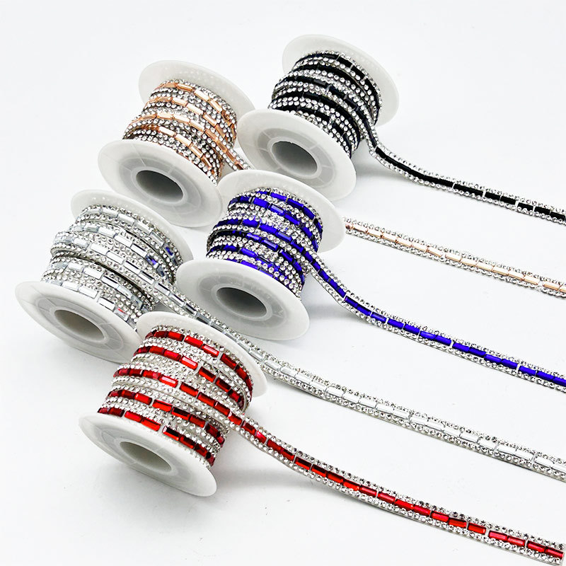 Etiqueta engomada de diamantes de imitación de cristal de color al por mayor Etiqueta engomada de diamantes de vidrio autoadhesiva Accesorios de ropa Taladro en caliente Accesorios de joyería de bricolaje Tela de diamantes de imitación