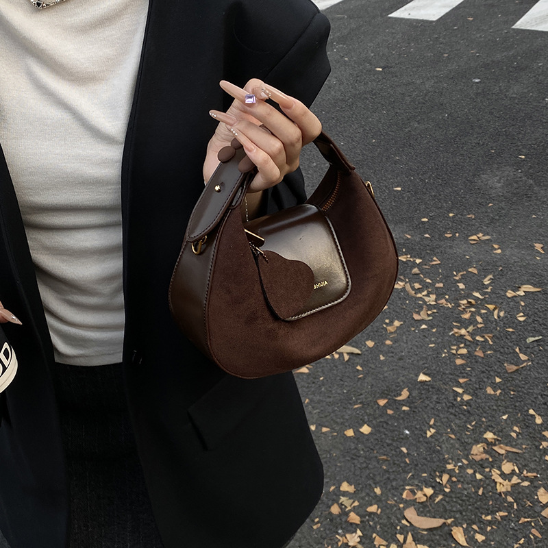2025 otoño y invierno nueva moda alta sensación de cuero esmerilado empalme bolso de media luna exquisito de moda bolso versátil