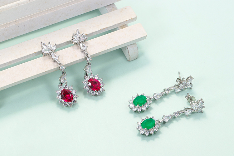 1 Pair Retro Oval Copper Inlay Zircon Drop Earrings display picture 3