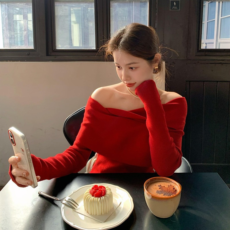 Shimei 2025 Autumn Pure Desire Style Red Elegant Off-Shoulder Long Sleeve Knit Top for Women Slim Fit Versatile Top