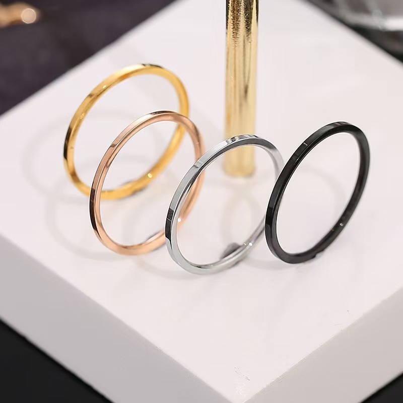 Anelli delicati impilabili bicolore, set di stratificazione in metallo misto di tendenza, fasce sottili minimaliste in oro e argento, simboli di stelle iniziali incisi, impilabili da 3 a 5 pezzi, moda_voghion.com