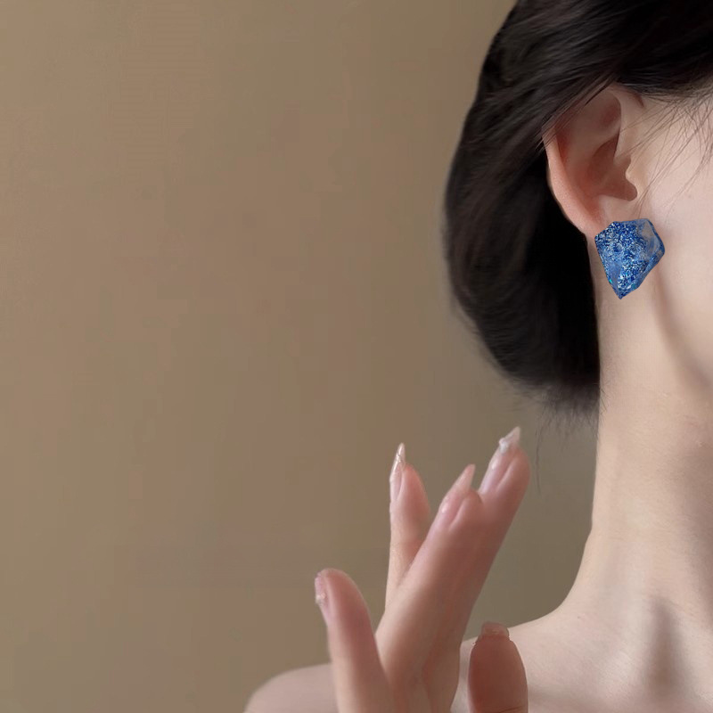 Pendientes de resina irregular de aguja de plata Pendientes de diseño de nicho de personalidad Pendientes de sentido avanzado de temperamento simple de moda Mujeres