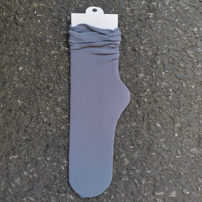 Primavera y verano calcetines de algodón peinados delgados calcetines de confinamiento sin hueso anti-pilling calcetines de moda casual transpirable de color sólido calcetines de pila al por mayor