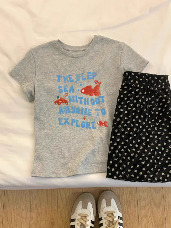 女性のための右肩ピュアコットン Tシャツ 2025 夏ルーズパーソナライズプリント半袖ラウンドネックニッチ韓国スタイルベーシックトップ|undefined