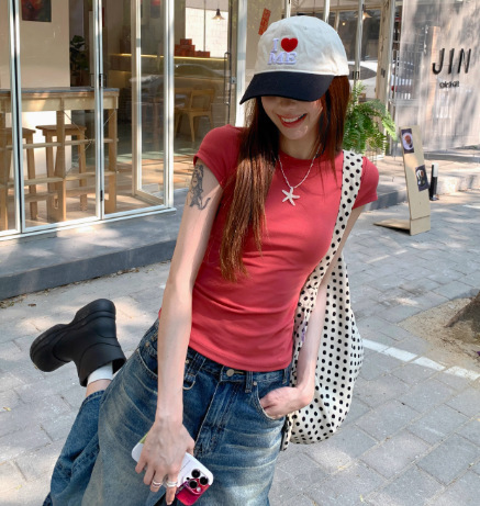 基本的な白い半袖tシャツの女性の夏の修身はやせています。|undefined