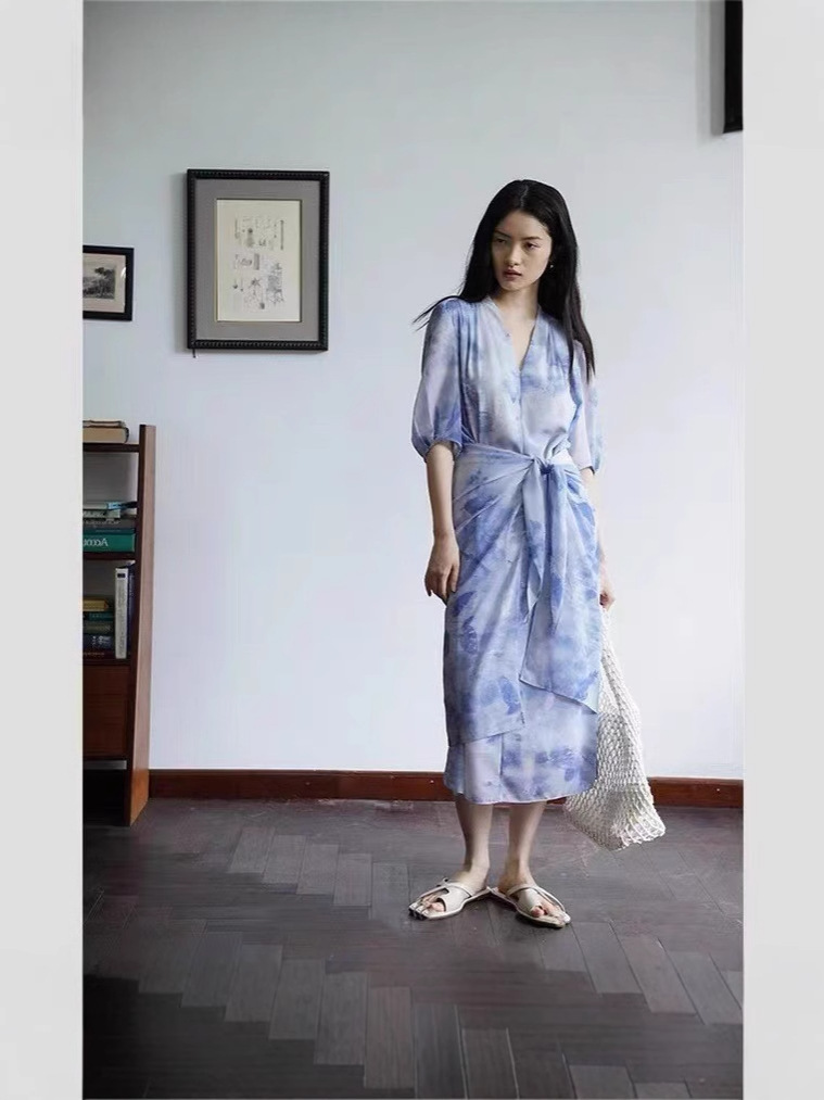 Đầm maxi nữ thắt eo kiểu Pháp họa tiết hoa nhỏ màu xanh — Váy liền màu xanh lam