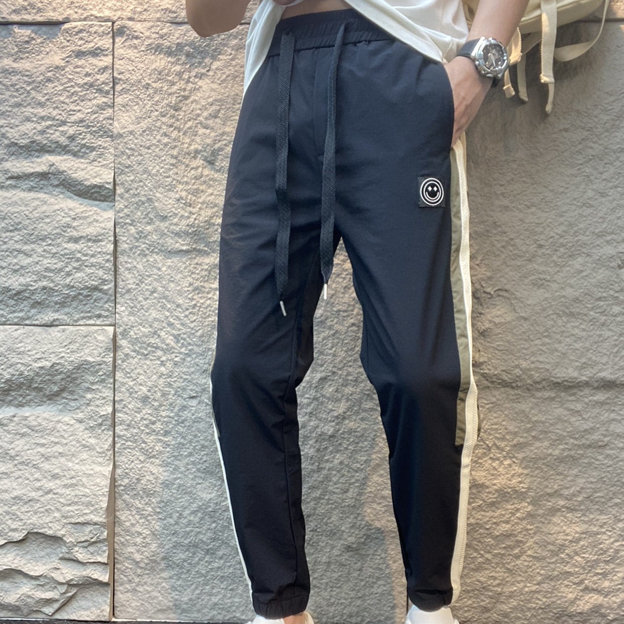 Frühling und Sommer neue Herren-Freizeithose mit diagonalem Stoff, schmal geschnittene Sporthose mit kleinem Bein, schwarzer Jugendknöchel_voghion.com