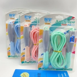 跳绳;羽毛球拍;篮球