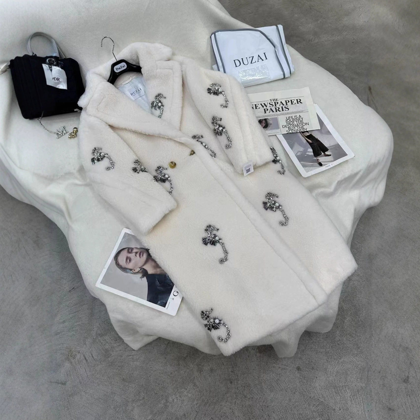 Новая модель 2025 года: длинное белое плюшевое пальто-плед для женщин с ручной вышивкой в виде морского конька, украшенное стразами и пайетками.