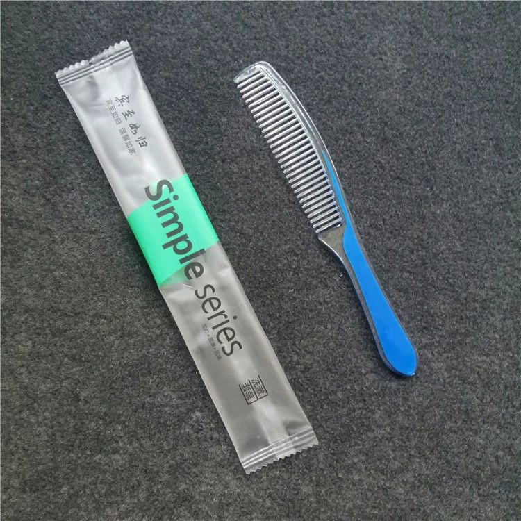 Одноразовая двухцветная расческа с длинной ручкой для отелей, простые пластиковые туалетные принадлежности оптом для гостиниц, эксклюзивно для отелей.