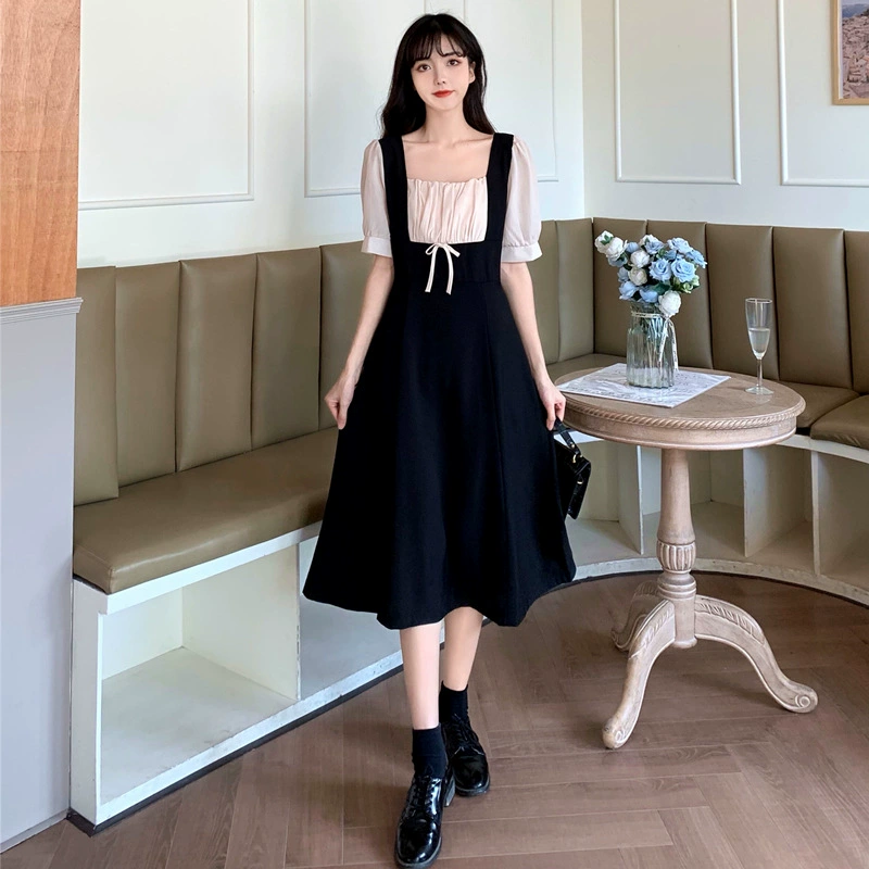 Будьте осторожны, ретро-квадратный воротник, утягивающее платье средней длины.