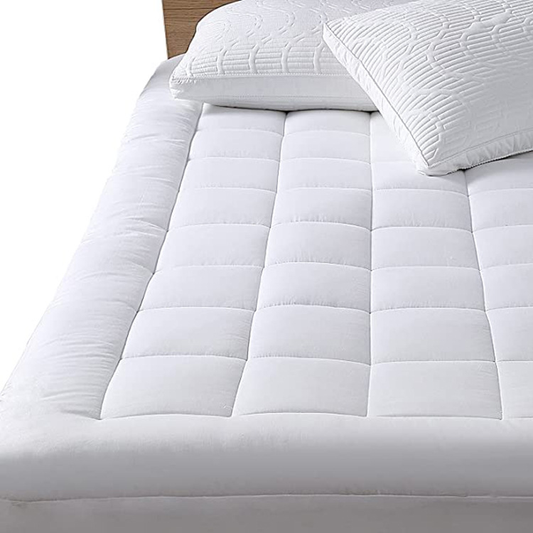 Suministro directo de fábrica cepillado tela cama Cubierta acolchada suave cama cojín cubierta protectora algodón con falda de la cama colchón pad