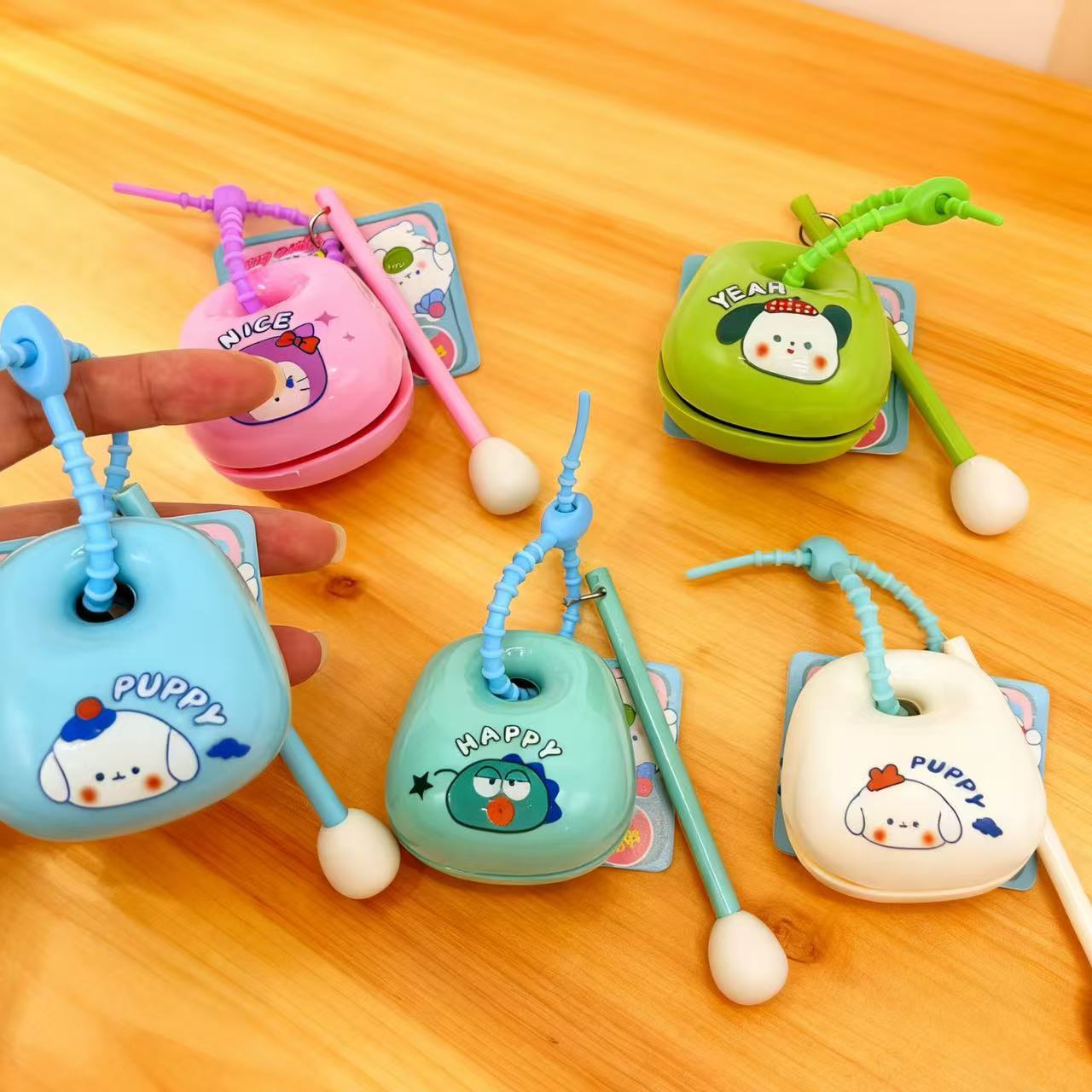 Nuevo tipo de descompresión golpear Sanli pequeño pez de madera llavero golpear juguetes de música de dibujos animados lindos colgantes bolsas adornos de mesa