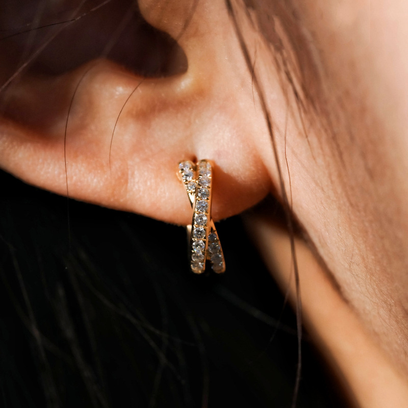 S925 plata chapada en oro de 18 quilates doble fila de perforación de orejas sólidas pequeñas orejas de torsión delicadas orejas temperamento de alta calidad orejas mujeres