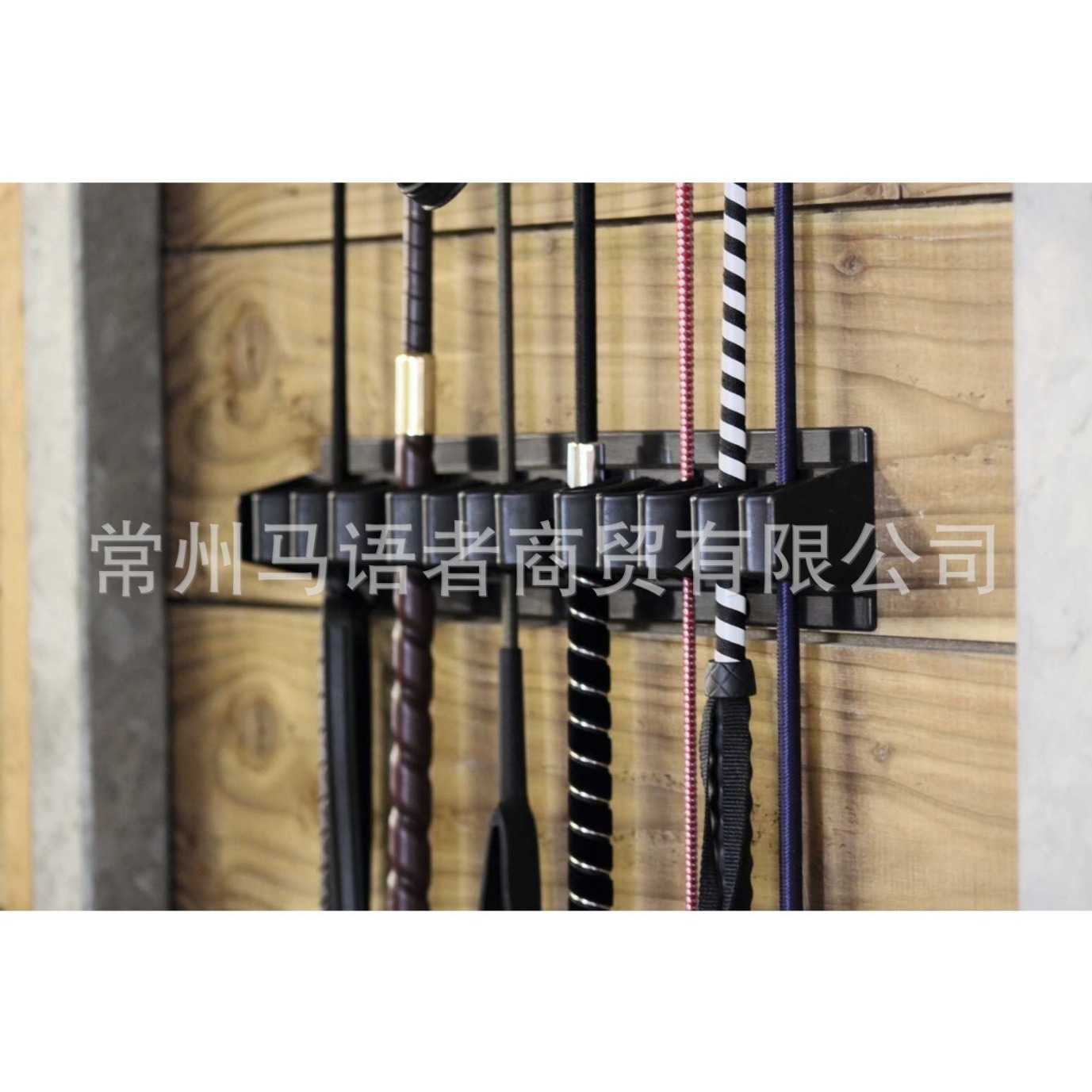 Cross -border hot -selling steamplastic plastic long strip horse whip storage shelf WHIP HOLDER/Whip Rack