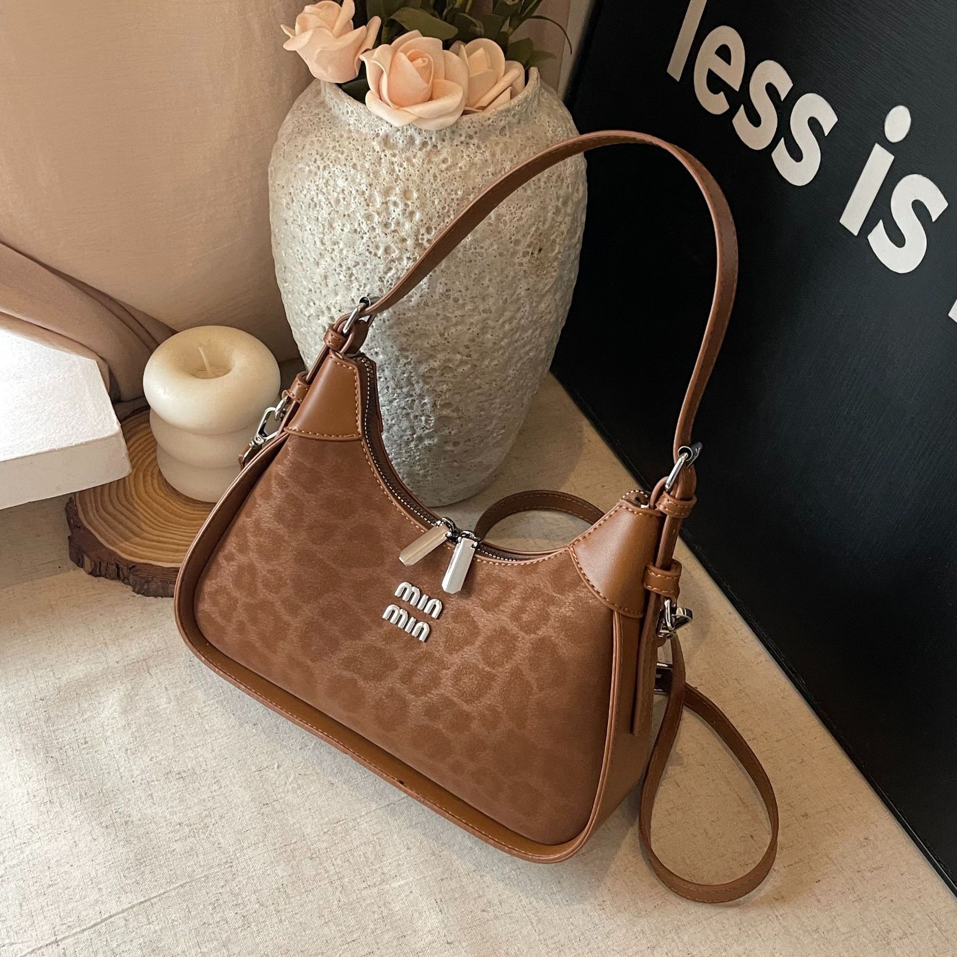 Niche Zhong bolso de brazo de diseño mujer 2025 nuevo estilo de alta sensación de bolso de hombro universal de moda con patrón de leopardo mochila