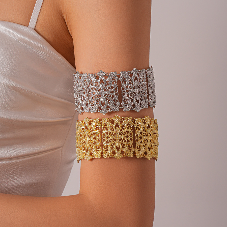 Europa y los Estados Unidos transfronterizos redondos empalmados huecos flores abiertas anchas pulseras brazaletes retro nicho de alta calidad joyas de mano para mujeres