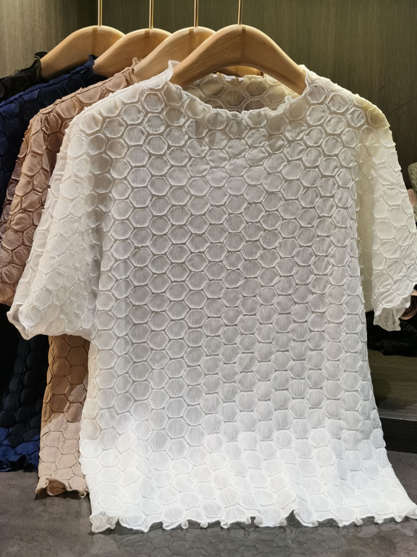 Áo thun nữ tay ngắn cổ tròn chất liệu cotton phối họa tiết ép hoa nhăn — màu đen, xanh lam, màu trắng, màu kaki