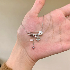 小红书爆款拉丝鸢尾花星芒吊坠别针项链新款中古风高级感锁骨链