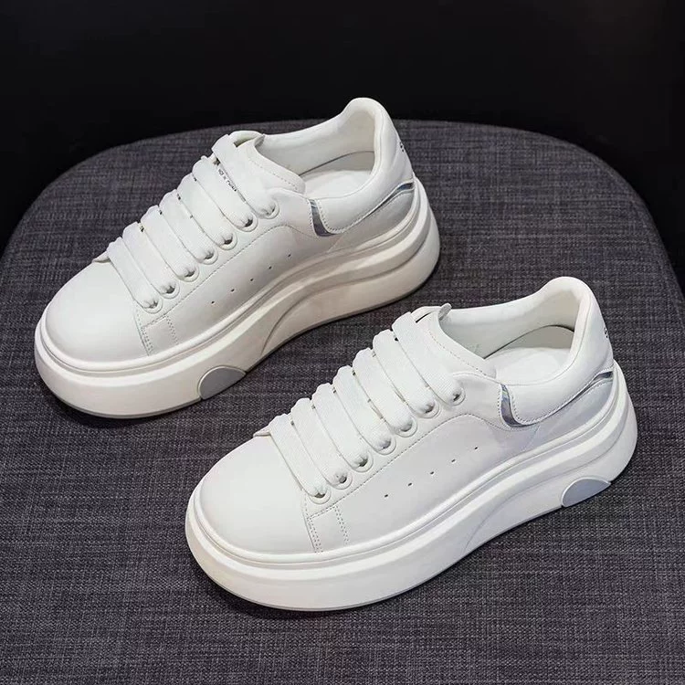 Модные белые кроссовки для женщин весна/лето 2025, новые популярные универсальные спортивные повседневные кроссовки на толстой подошве, увеличивающие рост