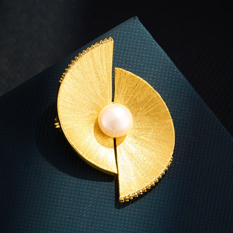 Broche éventail minimaliste brossée avec perles d'eau douce_voghion.com