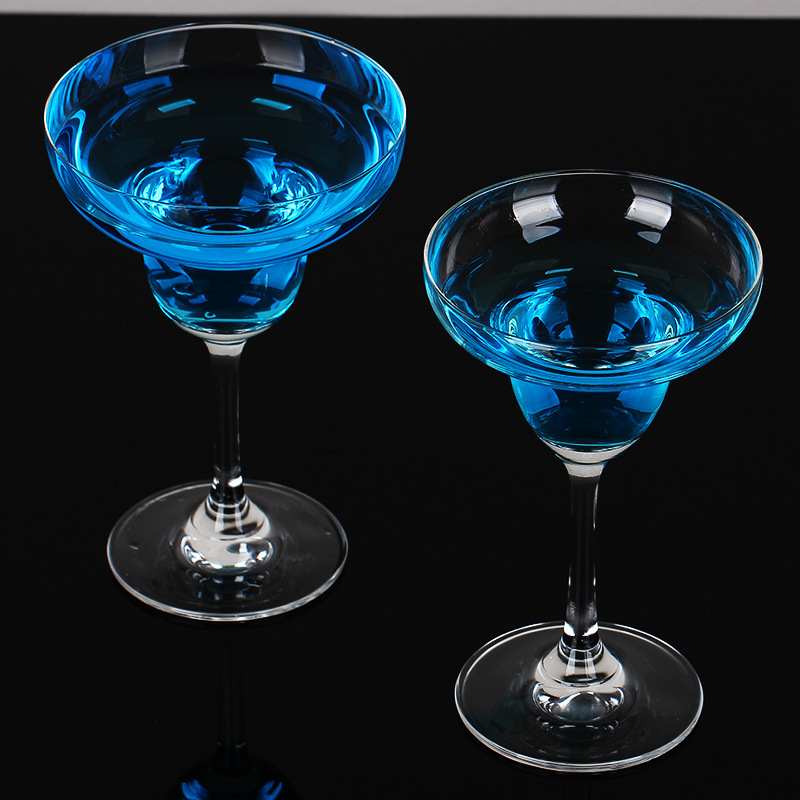 Venta directa de fábrica Copa de cóctel Margaret elegante Copa triangular tridimensional Copa de cóctel de cristal de hotel