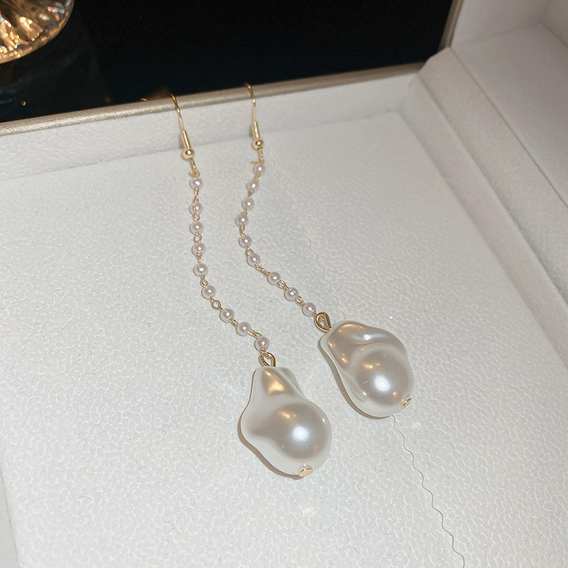Pendientes de amor de perlas de lujo ligero con aguja de plata Pendientes de sentido de alta gama de temperamento de nicho Pendientes de estilo de palacio de todo fósforo de moda al por mayor