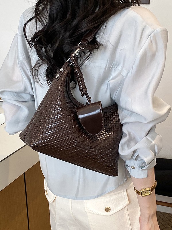 Nicho de diseño de hombro brazalete para mujeres 2026 verano nueva moda trenzada mochila de viaje ocio bolsa de mano
