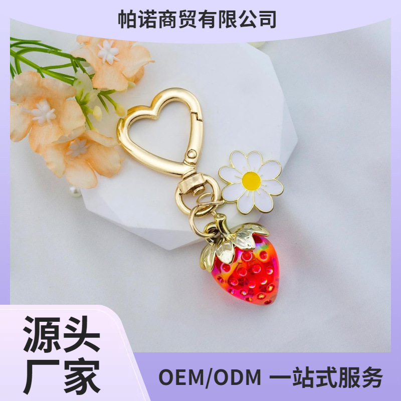 Linda personalidad niña corazón dulce fresa llavero en forma de corazón celebridad de Internet mujer nuevo bolso creativo colgante de joyería clave