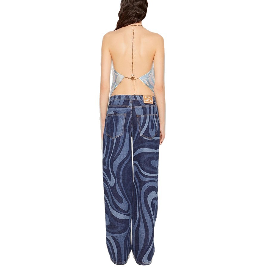 Top tomara que caia feminino com decote halter, estampado, em cetim, modelagem solta e costas nuas, ideal para primavera, verão, férias e festas. Confeccionado em poliéster fino._voghion.com