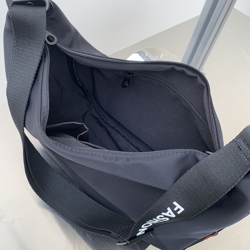 Ladies Leisure Bags  Autumn/Winter New Arrival Large Capacity Wide Shoulder Strap Crossbody Bag Nylon Fabric Large Capacity Shoulder Bag Trendy