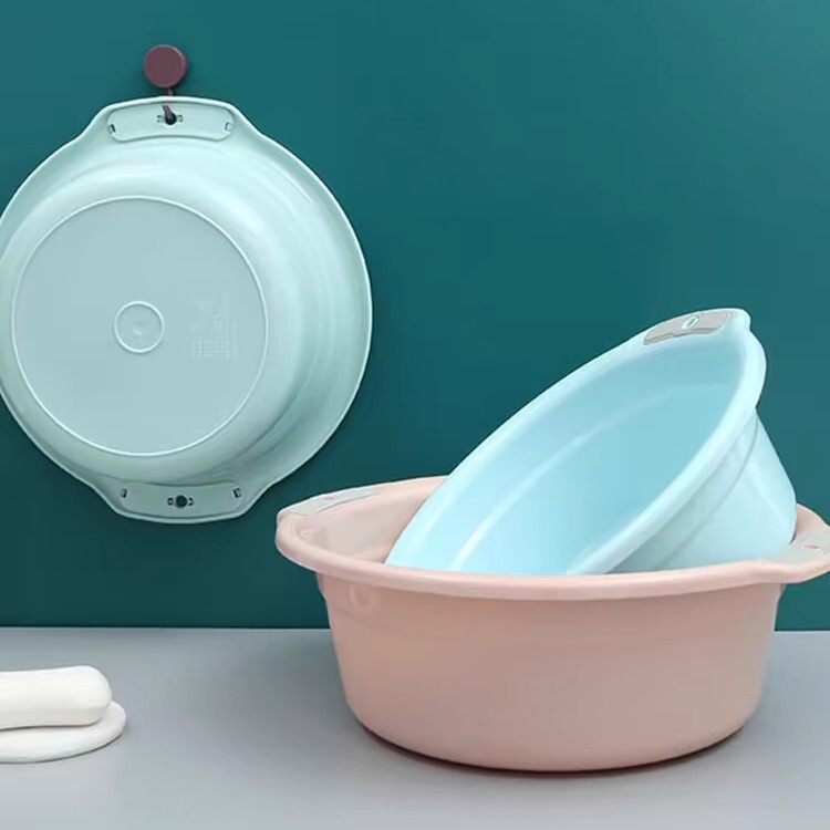 厚い洗面器のプラスチックのたらいは野菜のたらいの大きいサイズを洗います。|undefined