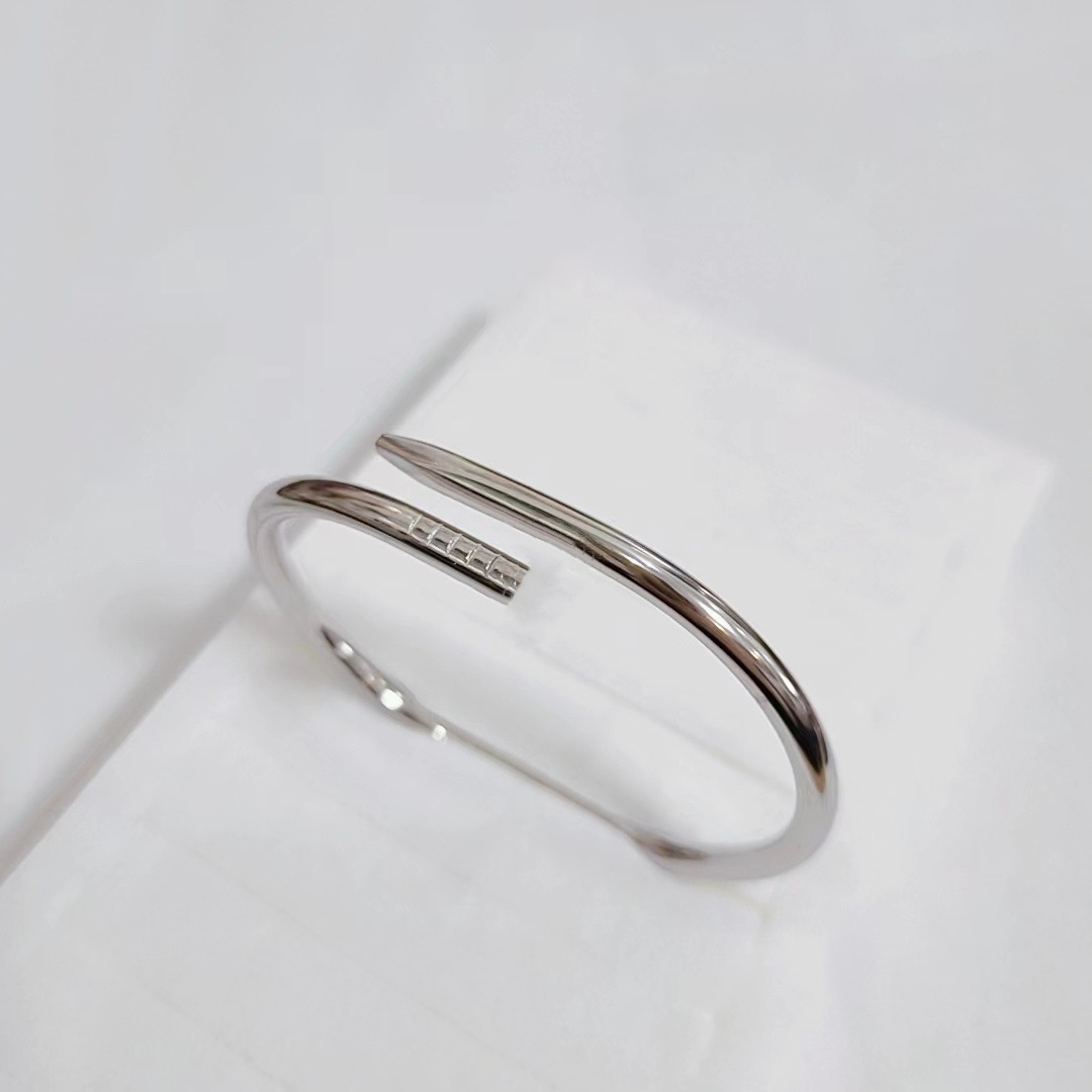 Venta caliente transfronteriza Kaga moda titanio acero clavo pulsera diamante de lujo ligero acero inoxidable todo fósforo pulsera no se desvanece