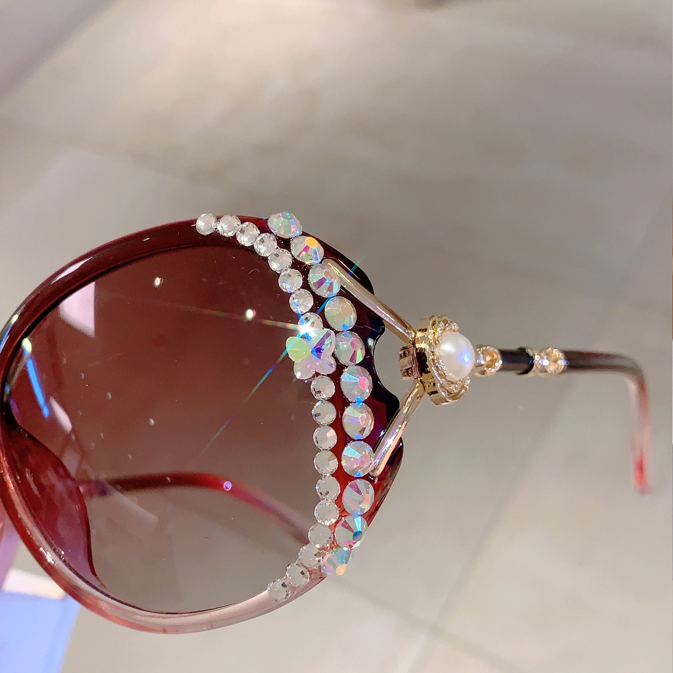 Vintage dameszonnebril met groot montuur, bezet met diamanten, luxe, klassiek retro model, UV-bescherming._voghion.com