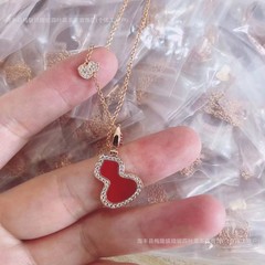 V金高級版ひょうたんネックレス、厚めの18Kローズゴールドメッキ、天然レッドカルセドニーと白蝶貝のペンダント、ダイヤモンドをあしらったダブルひょうたん