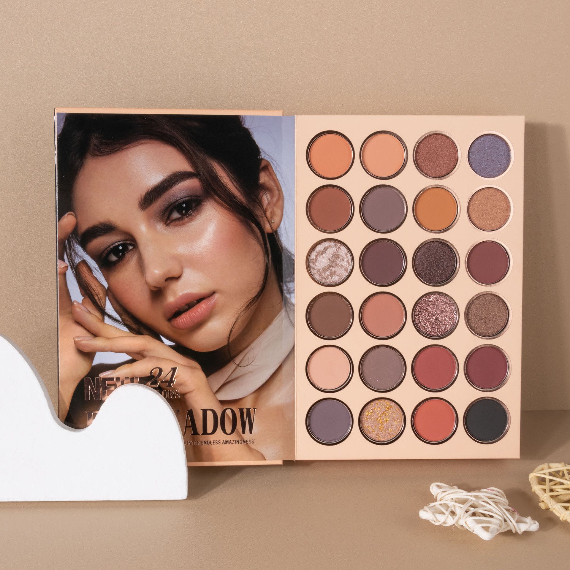 A 54-color cross-border bestseller, 3-page eyeshadow palette, matte pearlescent blush, high-gloss one-piece, easy-to-apply makeup undefined