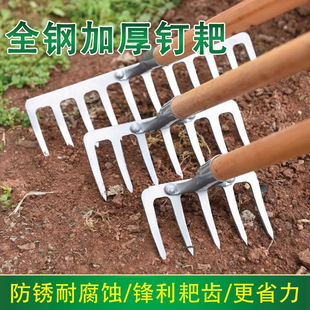 The rake trembles the sound of the fast hand with the same generation of rake hoe farming tools weeding artifact weeding loose soil to open up wasteland