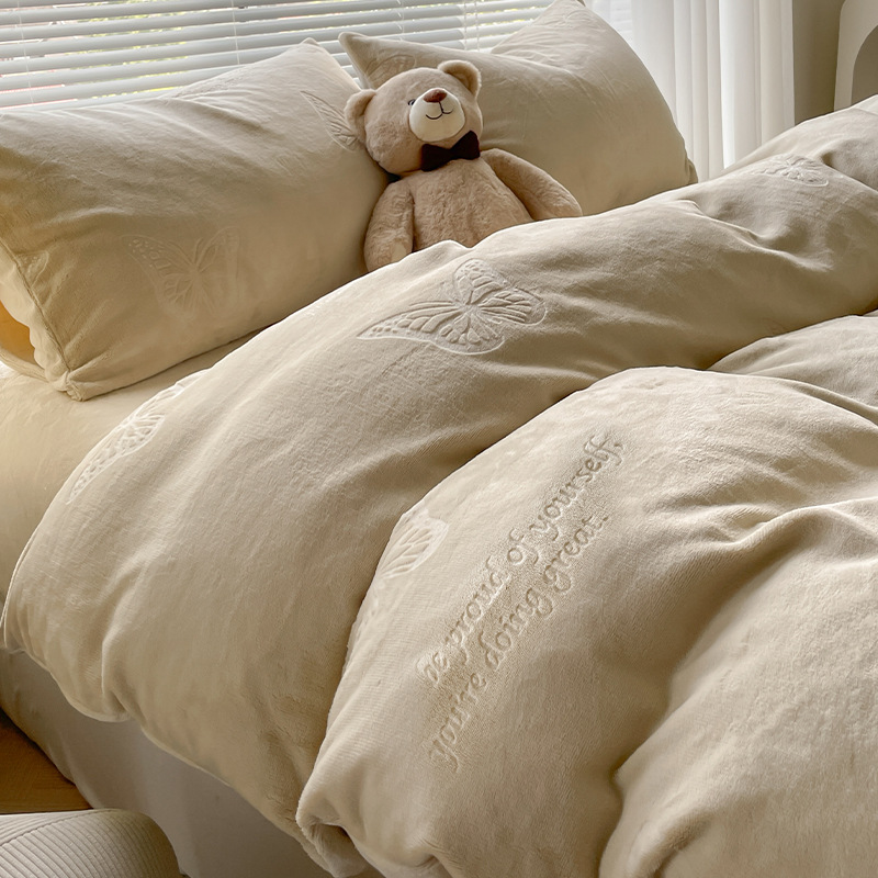 La cama de terciopelo de leche tallada de cuatro piezas set2025 nuevo invierno engrosado colcha de coral sábanas de franela