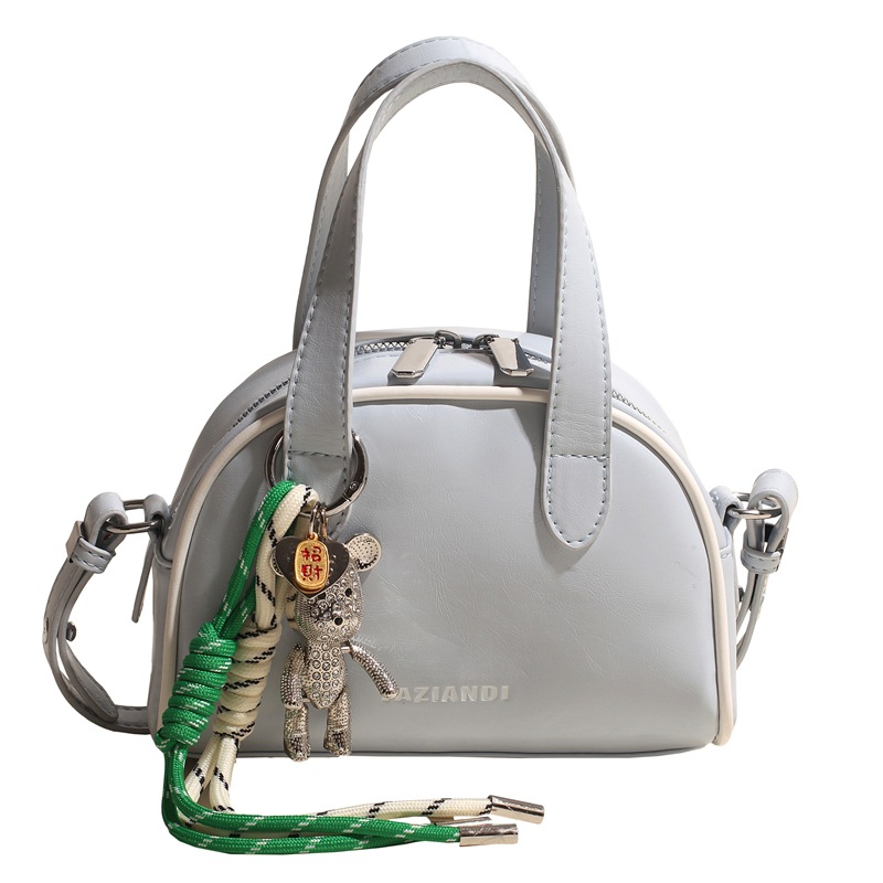 Bolsa de bolos para mujeres 2025 nuevo bolso de hombro de mano de color universal nicho simple de moda alta sensación de mochila