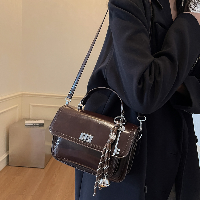 Bolsa de mano pequeña para mujeres 2024 nuevo estilo de piel de cera de aceite retro bolso de viaje de color sólido simple ocio de alta sensación bolso de mochila