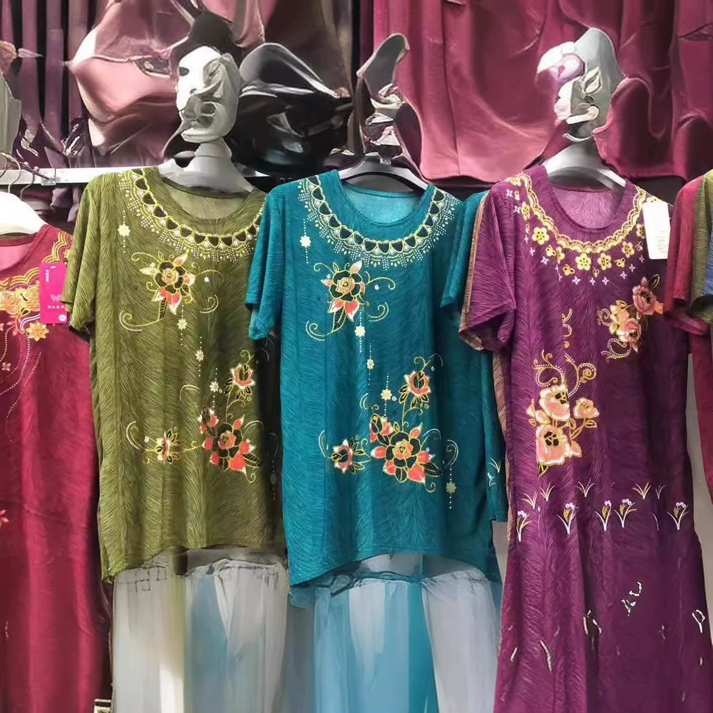 Special price for 5 yuan every day to sell clothes on the street stall, grandma wears fashionable tops, which is cheap. 9.9 yuan. Free shipping for one piece