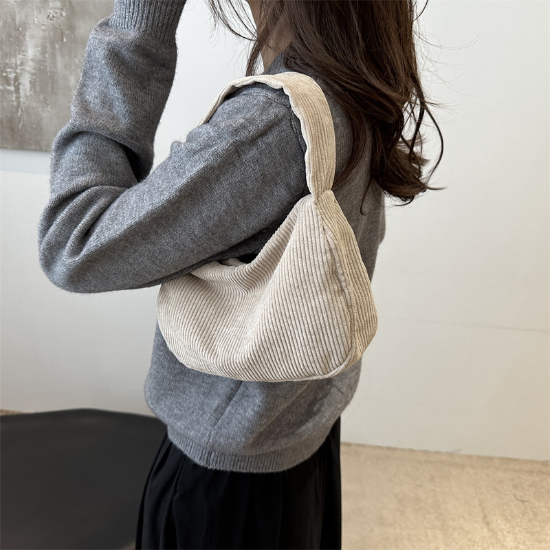 2024 nuevo bolso de axila, bolso de hombro de diseño de personalidad de pana negra retro retro, bolso de luna nueva casual