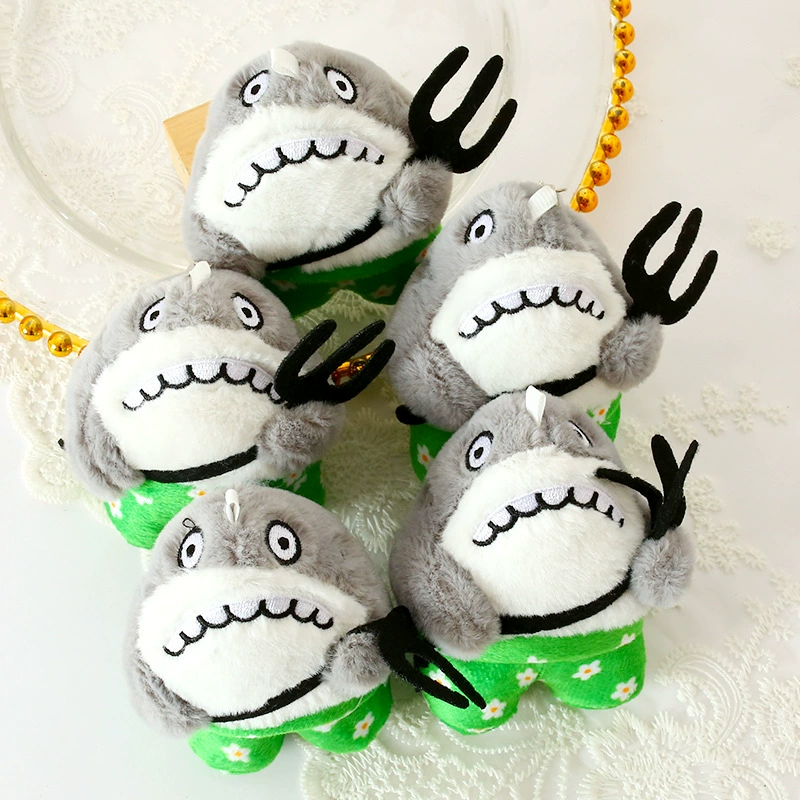 Маленькая красная книга в том же стиле, плюшевая маленькая подвеска в виде акулы, игрушка-кукла, стоящий охранник, забавная подвеска на рюкзак в виде акулы и пчелы