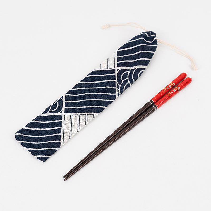 Net Red Creative Estilo japonés Mango de laca Palillos portátiles de madera Cuchara Vajilla de madera Juego de cinco piezas Palillos turísticos Bolsa de tela ecológica