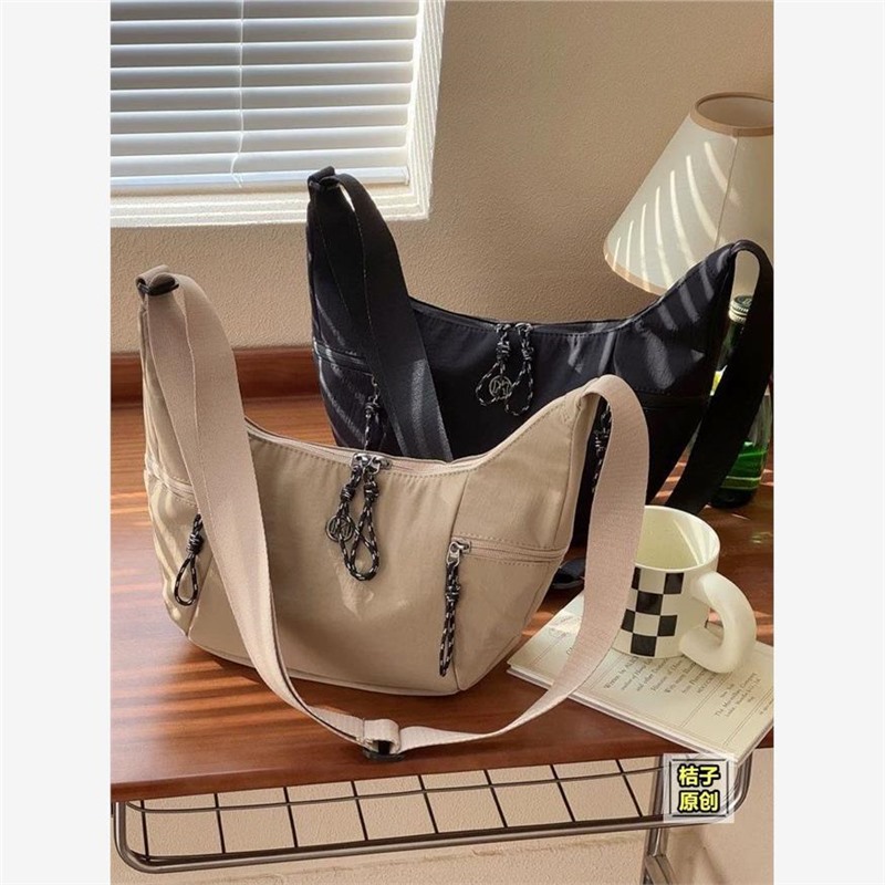 原创设计韩版简约运动休闲托特饺子包学生百搭轻便通勤单肩斜挎包