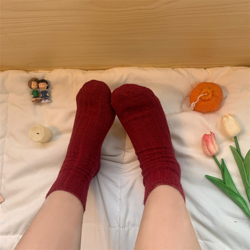 Simple solid color thickened mid-calf socks autumn and winter warm socks for women ins trendy sweat-absorbent Japanese retro floor socks