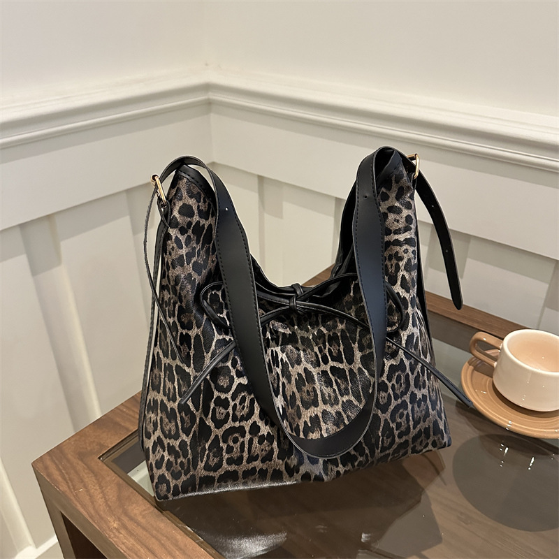 Retro brazaleta para mujeres 2025, otoño y invierno, nueva tendencia de moda, bolso de hombro de gran capacidad, bolso de mujer en línea