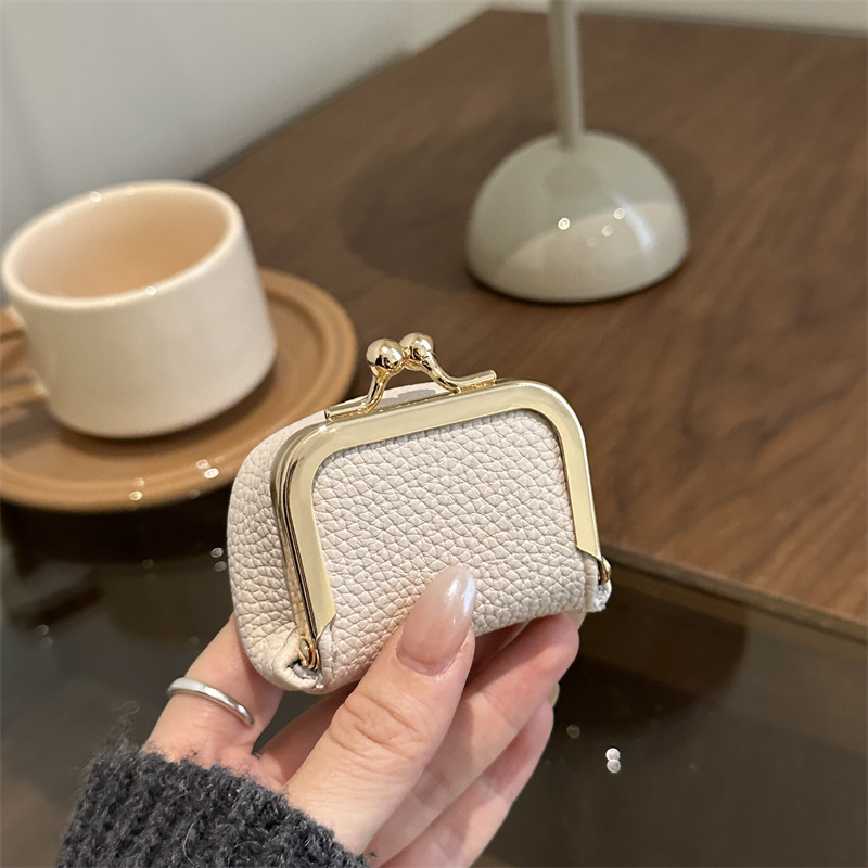 Nuevo bolso de lápiz labial de color sólido de estilo extranjero, mini bolso de mano de nicho de diseño de compras de moda compacto