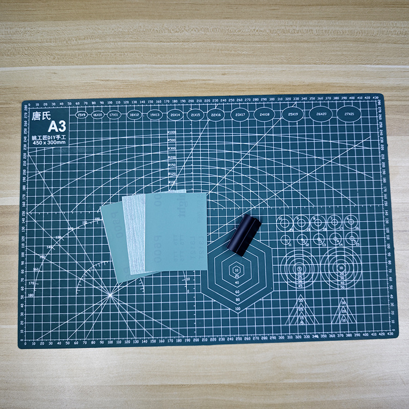 Шлифовальная доска для модели 48 + 3 куска наждачной бумаги + 1 большой настольный коврик формата А3.