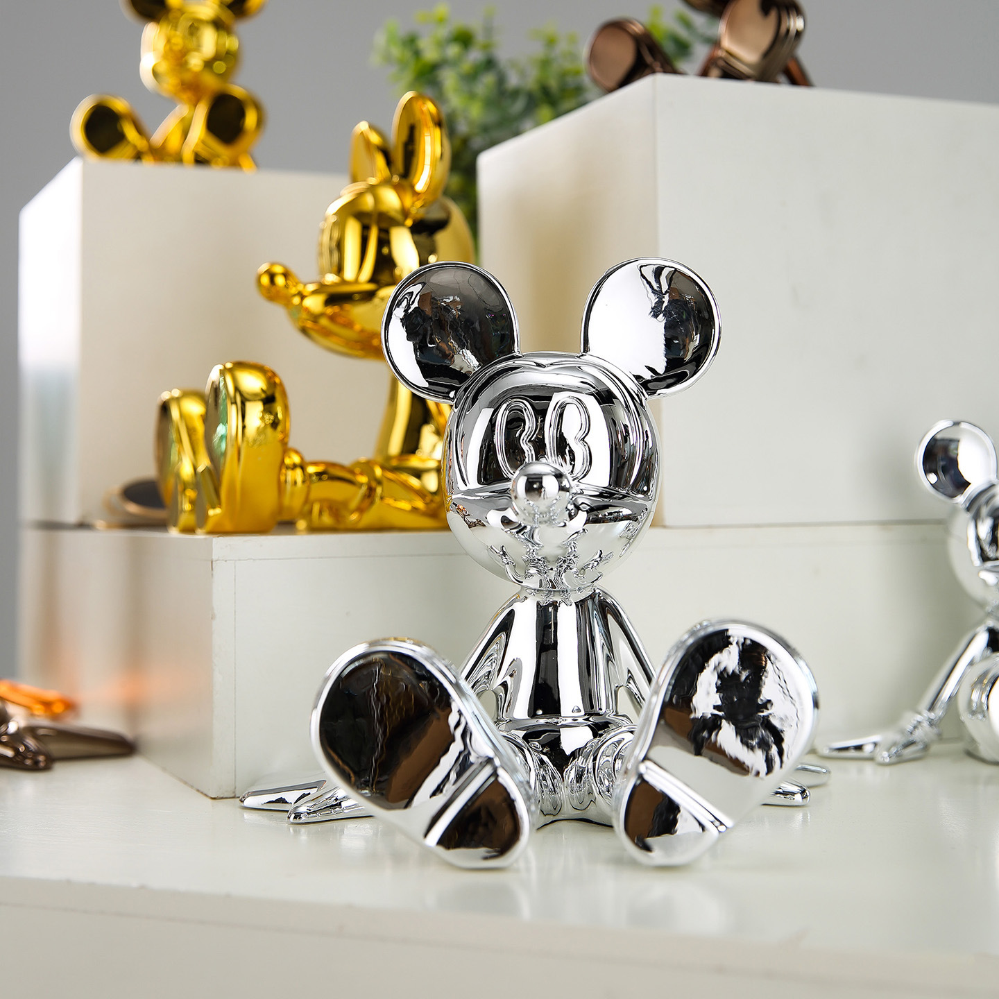 Adornos de Mickey de postura sentada de dibujos animados, galvanoplastia creativa moderna, lujo ligero, sala de estar, gabinete de vino, decoración de entrada, muñeca de habitación para niños